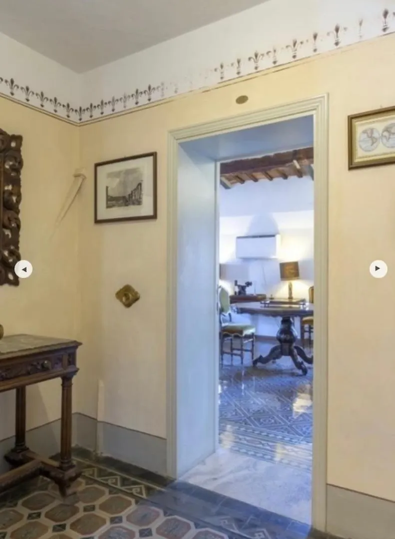 A Painting For Each Window! Apartment Siena Italy