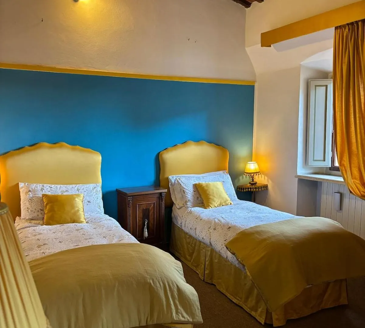 A Painting For Each Window! Apartment Siena