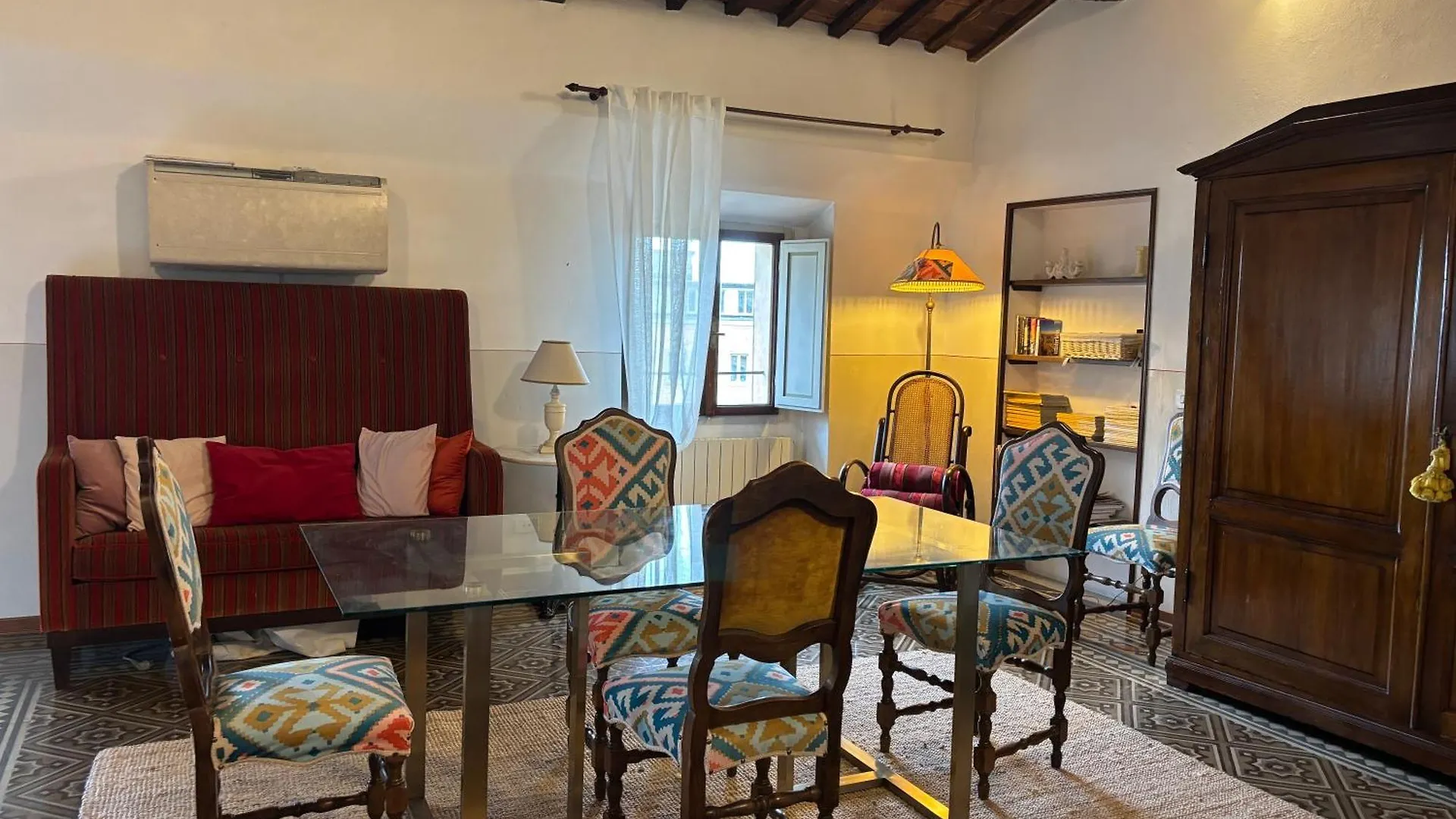 A Painting For Each Window! Apartment Siena