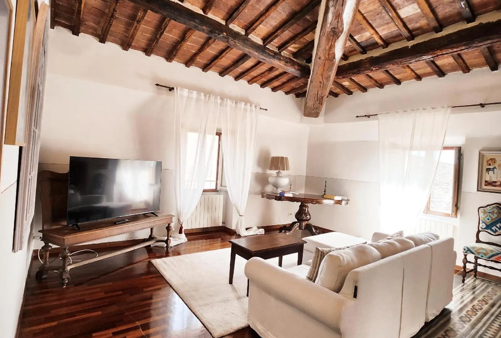 A Painting For Each Window! Apartment Siena