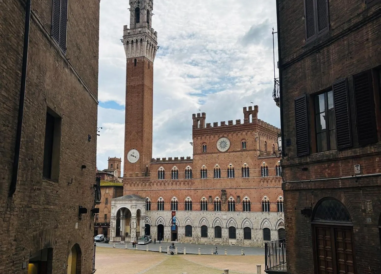 A Painting For Each Window! Apartment Siena