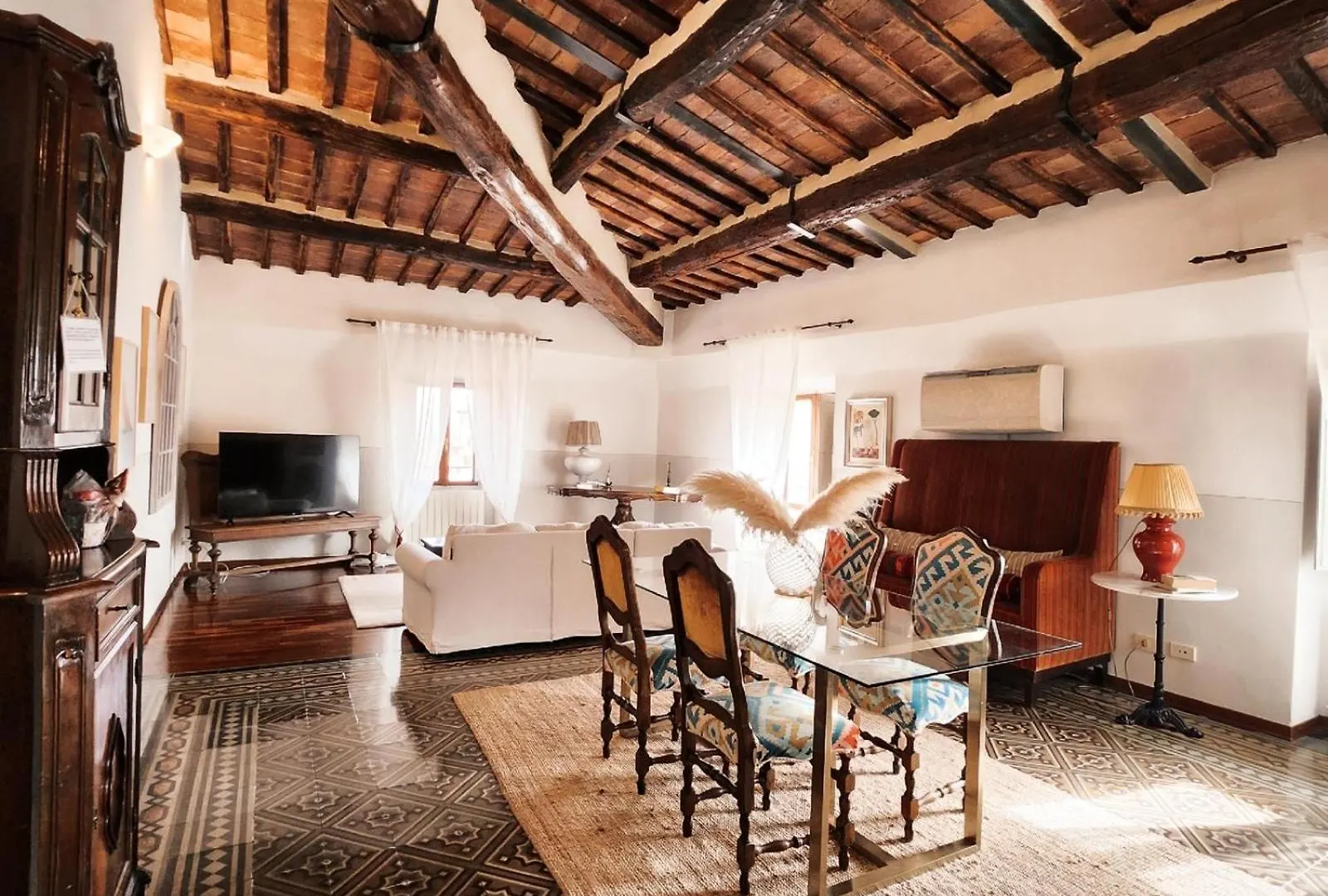 A Painting For Each Window! Apartment Siena