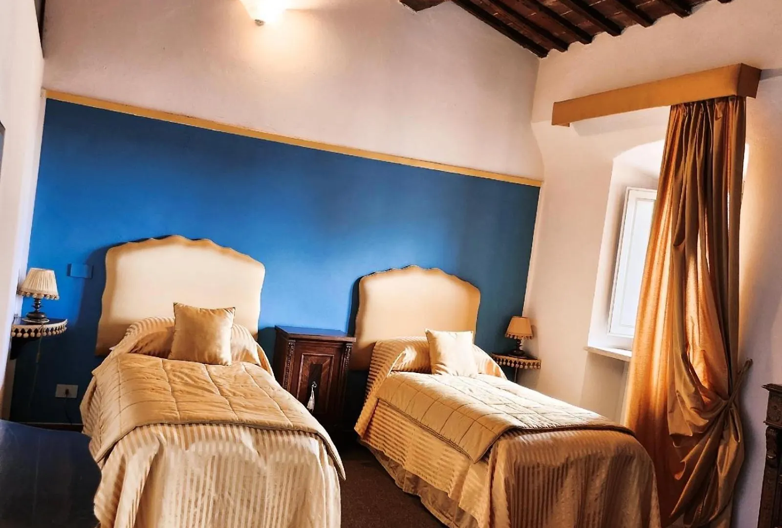 A Painting For Each Window! Apartment Siena