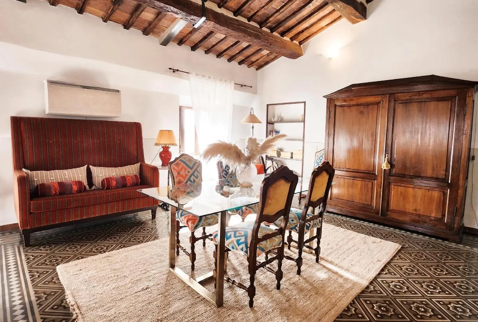 A Painting For Each Window! Apartment Siena