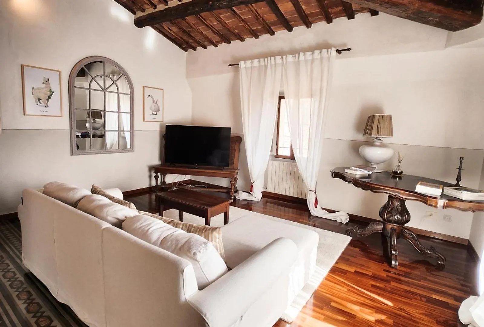 A Painting For Each Window! Apartment Siena